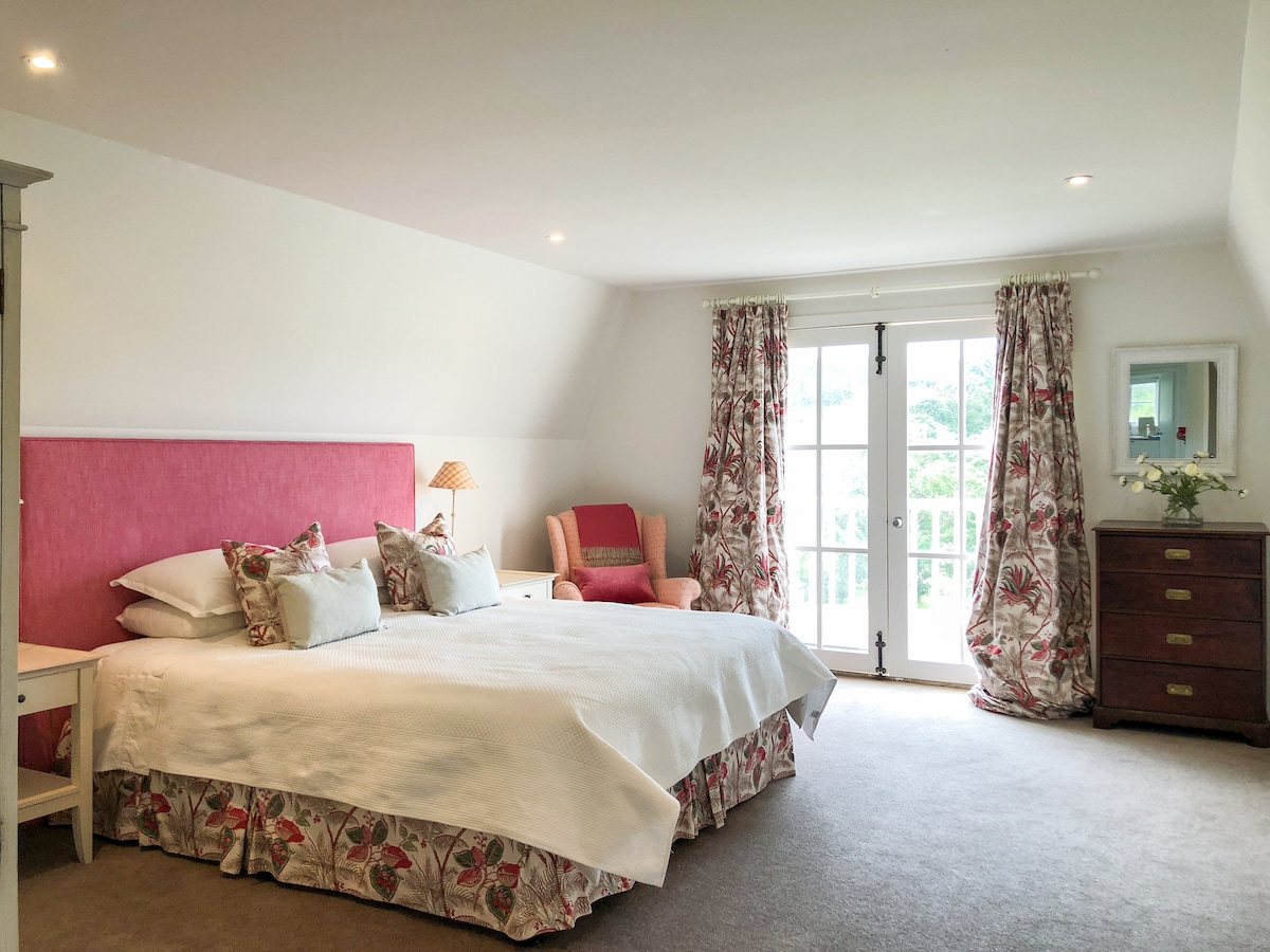 Master bedroom with super-comfortable king size bed and French doors to north facing balcony. 