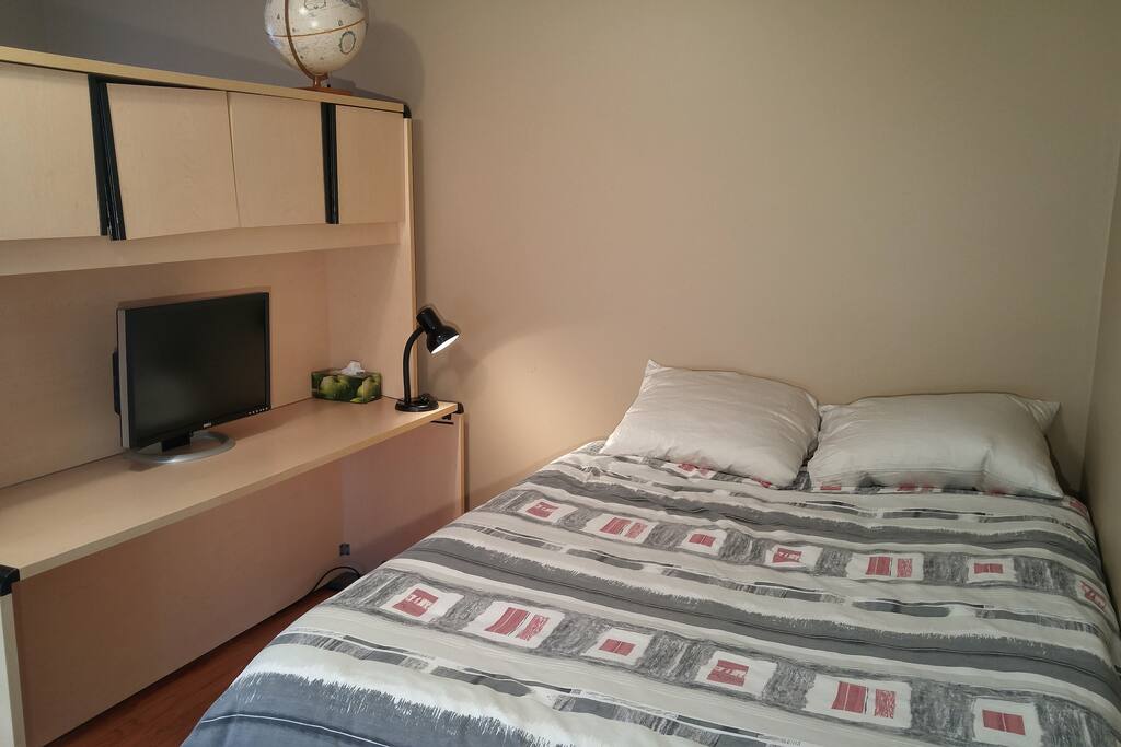 Second queen bed is a high end airbed.