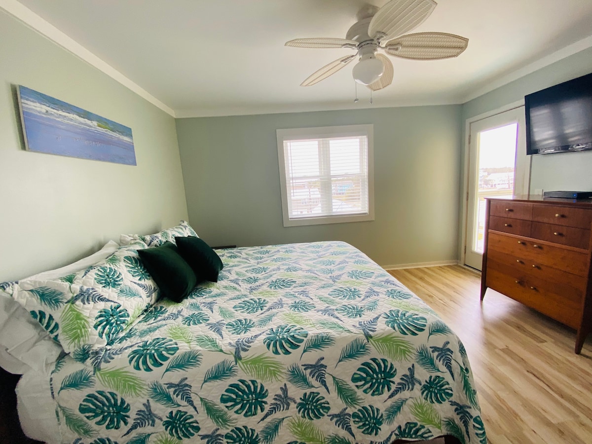 Eigenaarssuite met kingsize bed, inloopkast, klein balkon en eigen volledig bad