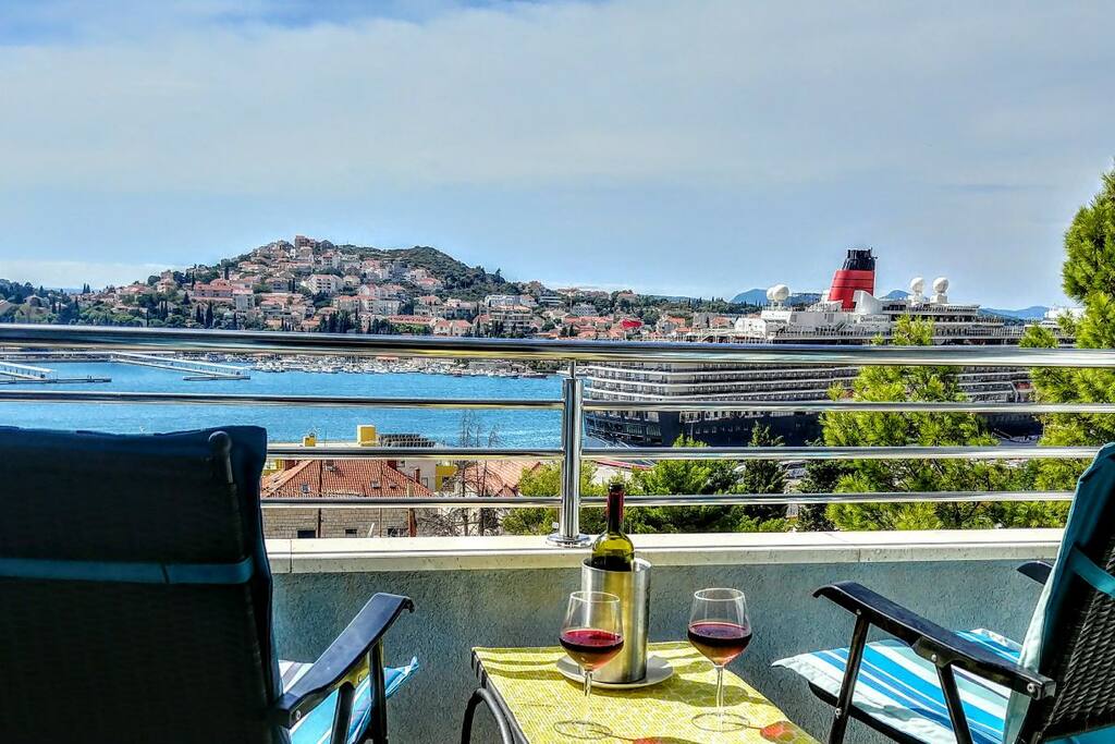 view at day time, cruise ships..