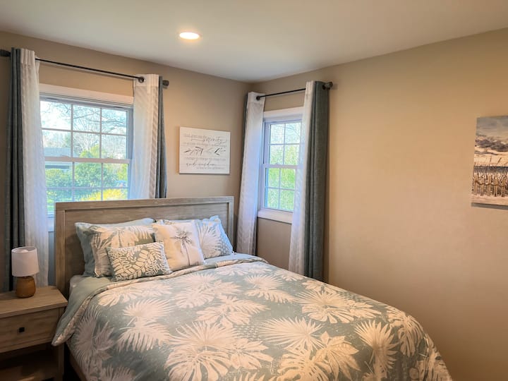 La camera 2 ha un letto matrimoniale.