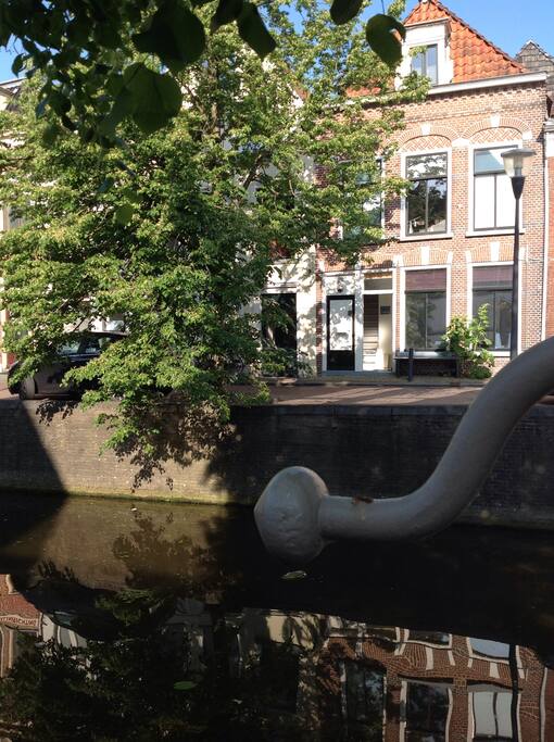 's Morgens genieten voor het huis met een kopje thee of koffie.