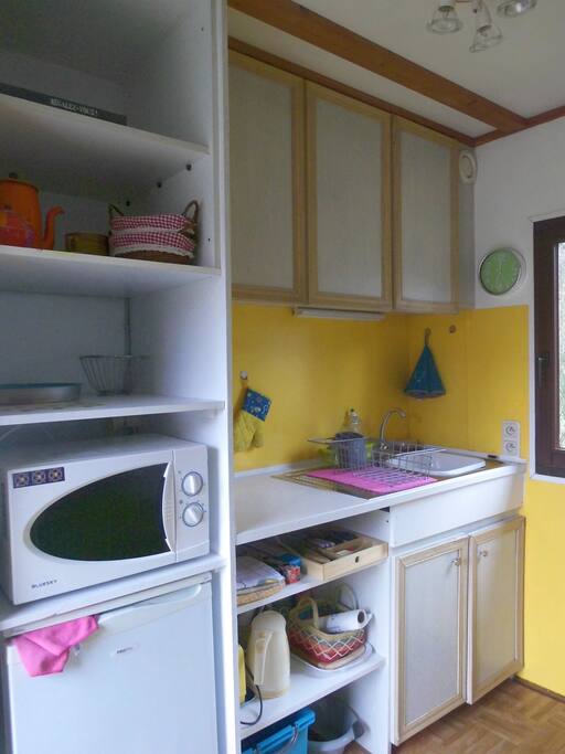 cuisine équipée (micro-onde/cuisinière électrique/frigo/ cafetière/grille-pain etc... A vos fourneaux! (livre de recettes).