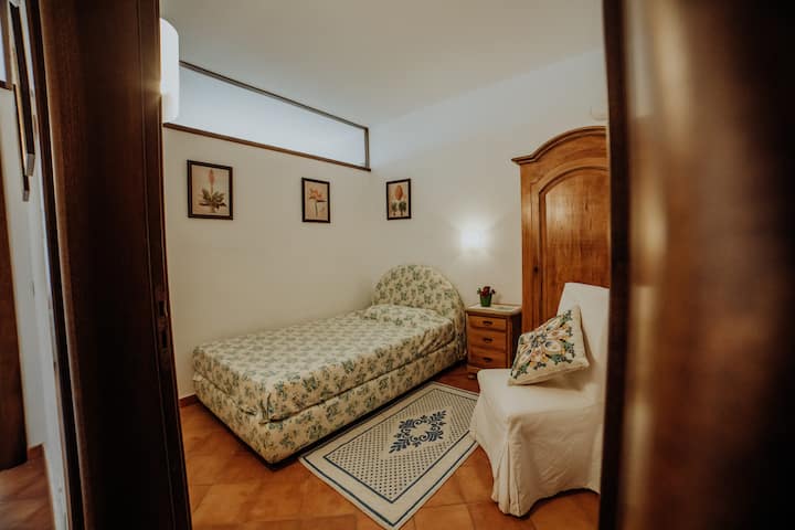 อุปกรณ์ในห้องนอนมีเตียงสไตล์ฝรั่งเศสแบบเบาะ พวกเขาตกแต่งห้องด้วยตู้เสื้อผ้าและโต๊ะข้างเตียงที่มีสไตล์