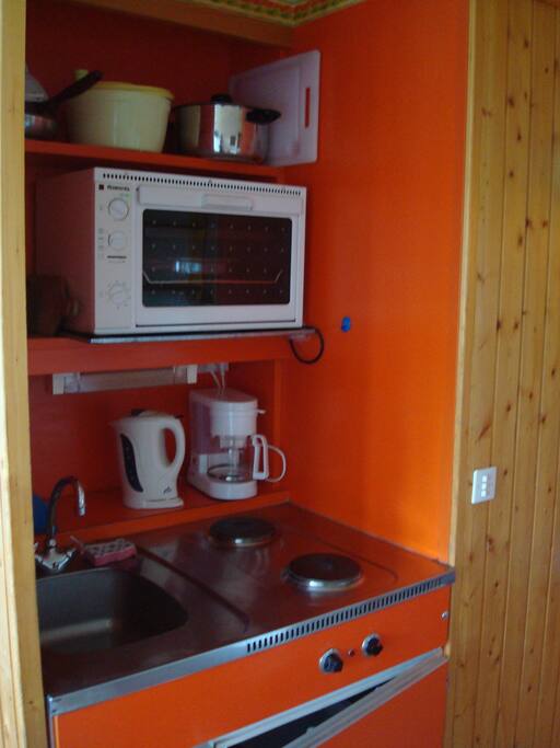 Kitchenette , petite mais tout confort!