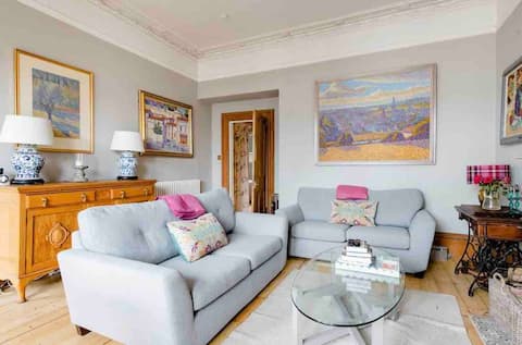 Top Airbnb: The Art Lover’s Residence in Tollcross