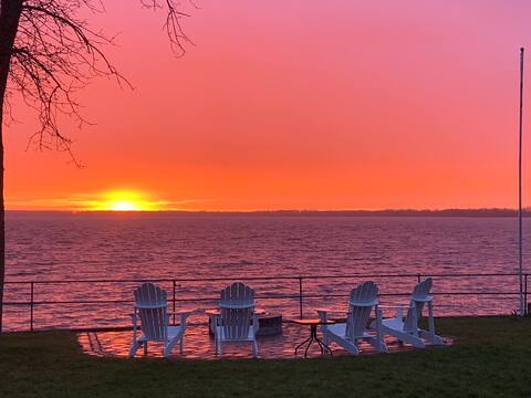 Lakefront, Amazing Sunsets, Enjoy all four seasons