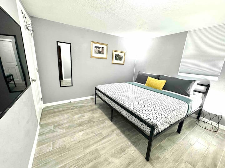 Dhomë gjumi "King" me televizor inteligjent me ekran të sheshtë dhe nuanca që errësojnë dhomën