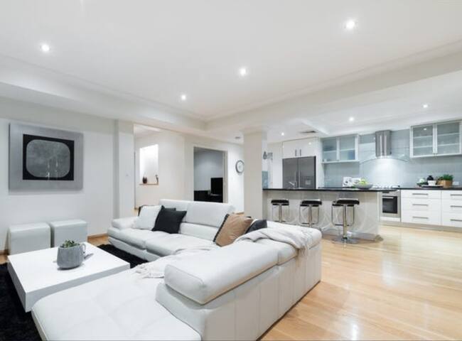 Near City Luxury Home with Park Views gallery image 3