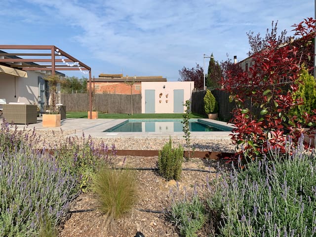 Download Un dormitori de taronja a lapartament de platja HD Un Dormitori De Taronja A Lapartament De Platja