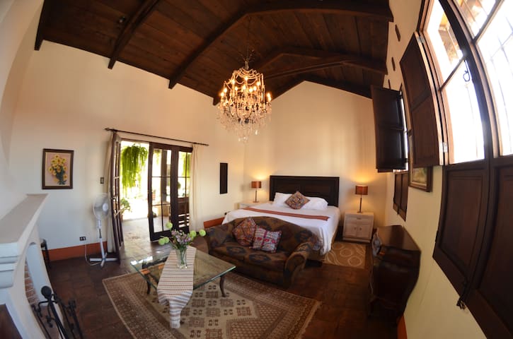 Amazing Suite Center Antigua w/chimney & parking