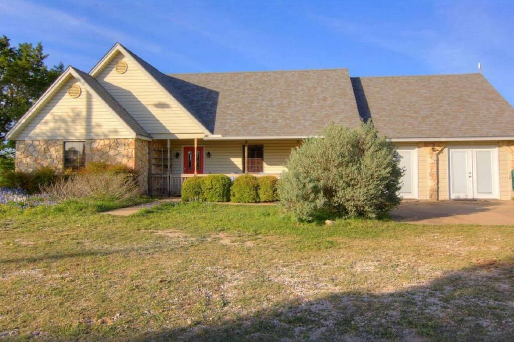 You'll have no problem escaping the daily grind at this Hill Country retreat!
