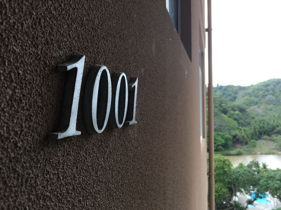 Welcome to unit 1001, Shore Club Jaco at Breakwater Point. A spacious 2 bedroom, 2 bathroom unit with gorgeous ocean views and just a 2 min cab ride into town.
