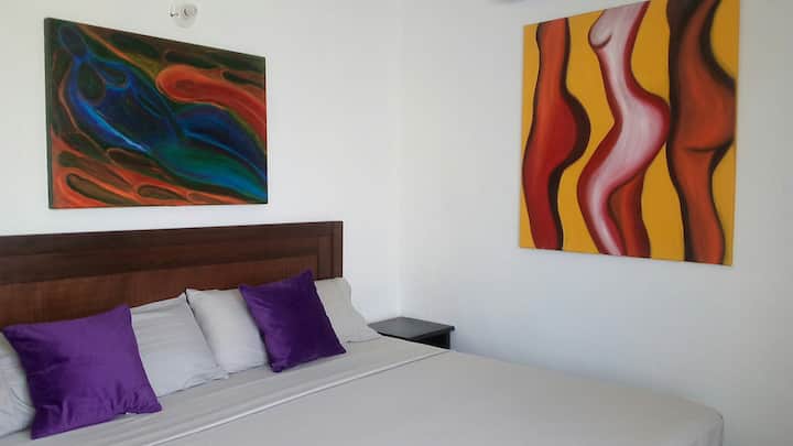 Drita, ngjyra, pastërtia dhe rehatia përcaktojnë dhomën e gjumit.