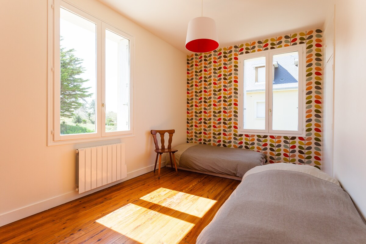 儿童卧室： 2张单人床，可欣赏花园景观