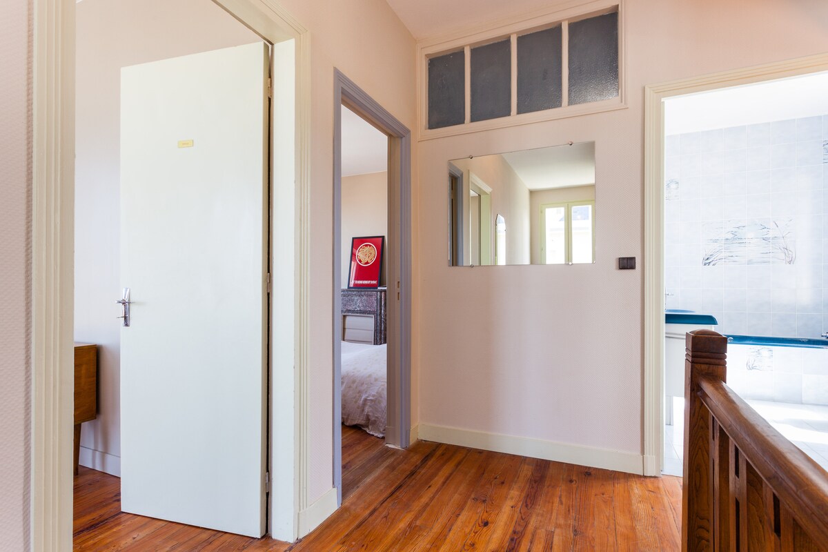 1楼： 1间主卧室、1间儿童房和1间书房