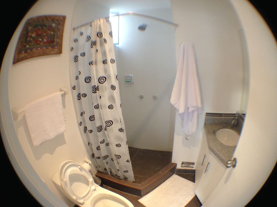 En el baño tienes agua caliente y fría con muy buena presión