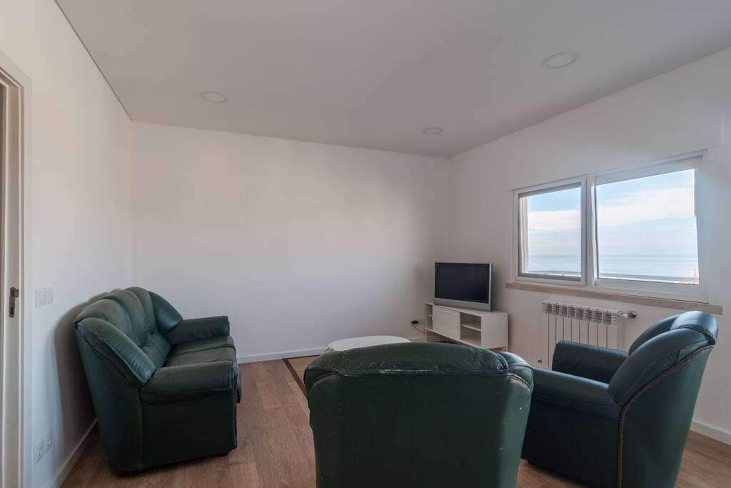 sala de estar con vista a la playa y la ciudad