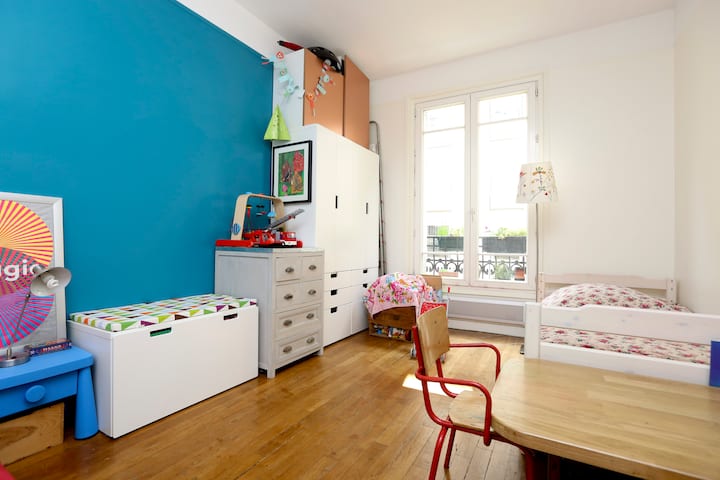 Dormitorio para niños con primera cama individual