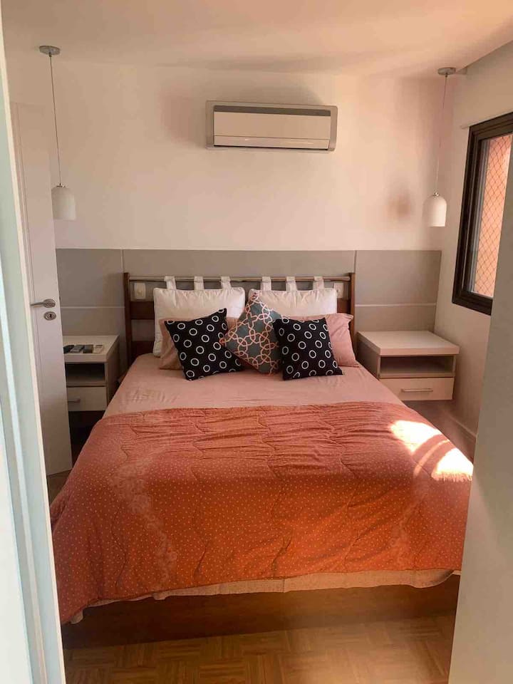 ห้องนอนพร้อมเตียงขนาดควีนไซส์