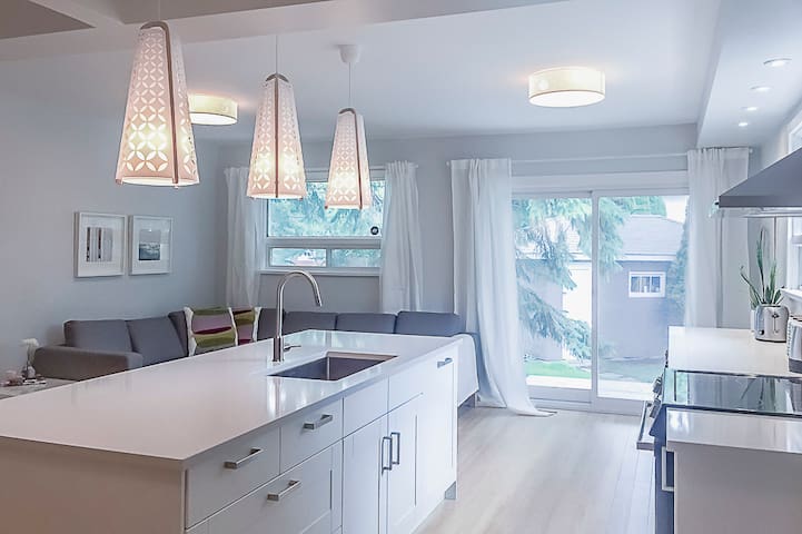 Modern Home in Central River Heights gallery image 4