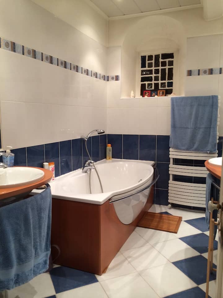 Bafu la ndani ya nyumba lenye mwonekano wa bwawa