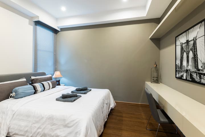 غرفة نوم ثالثة بسرير بحجم كبير.