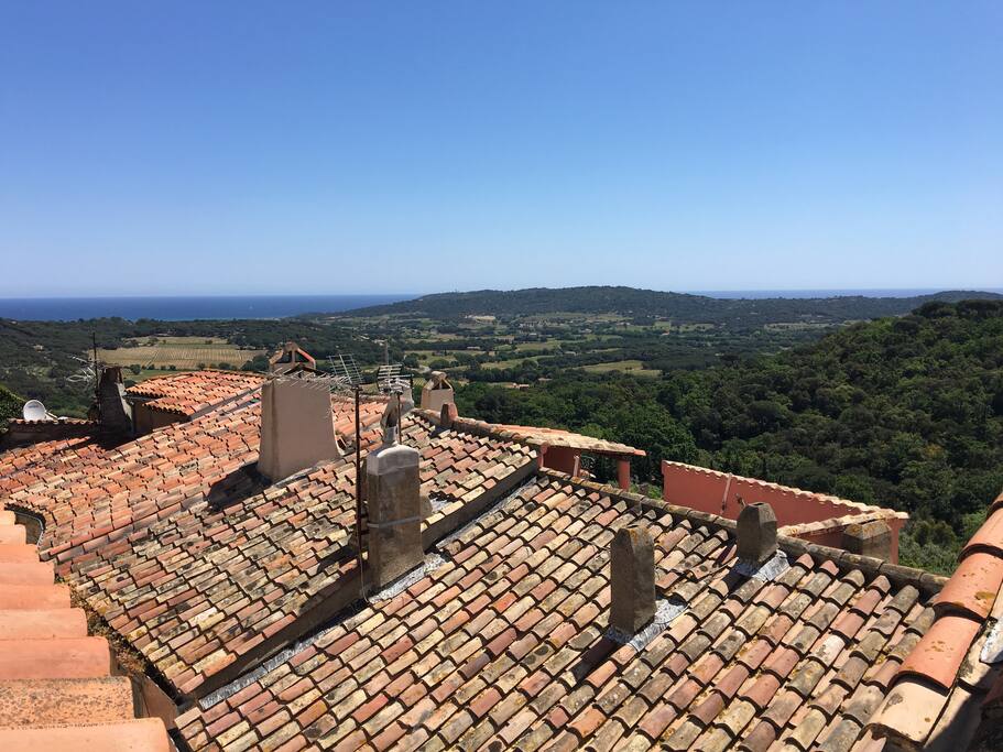 Vue sur la mer le long de la plage de Pampelonne et sur la plaine de Ramatuelle et ses vignes