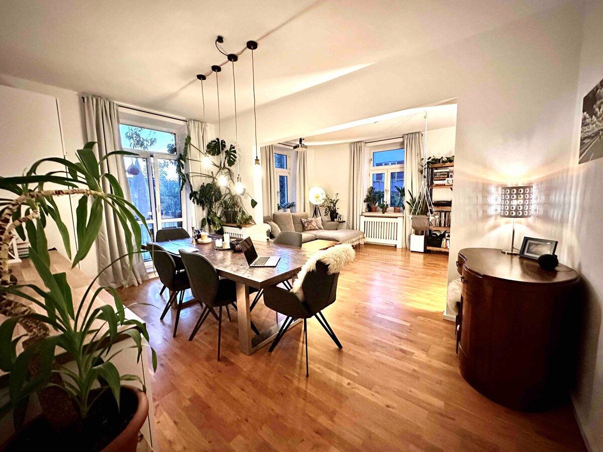 Top Airbnb: Sunny, spacious Apartment in the Center of Munich in Dom Pedro