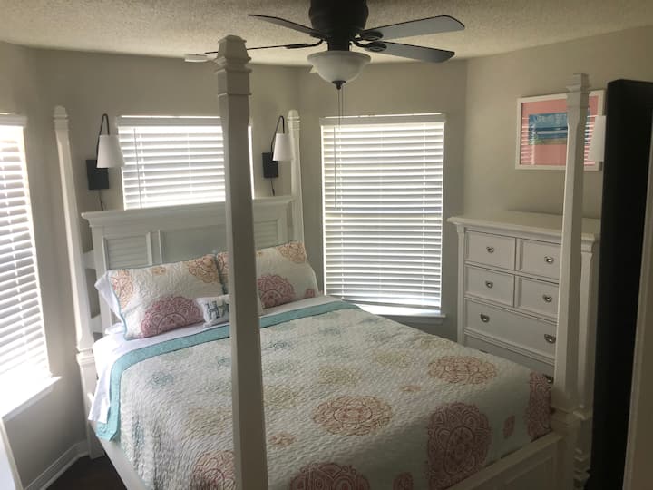 Dormitorio queen con TV HD de 43 pulgadas.