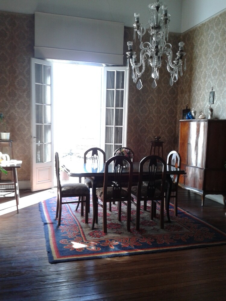 Habitación en departamento con balcón a la calle en Balvanera