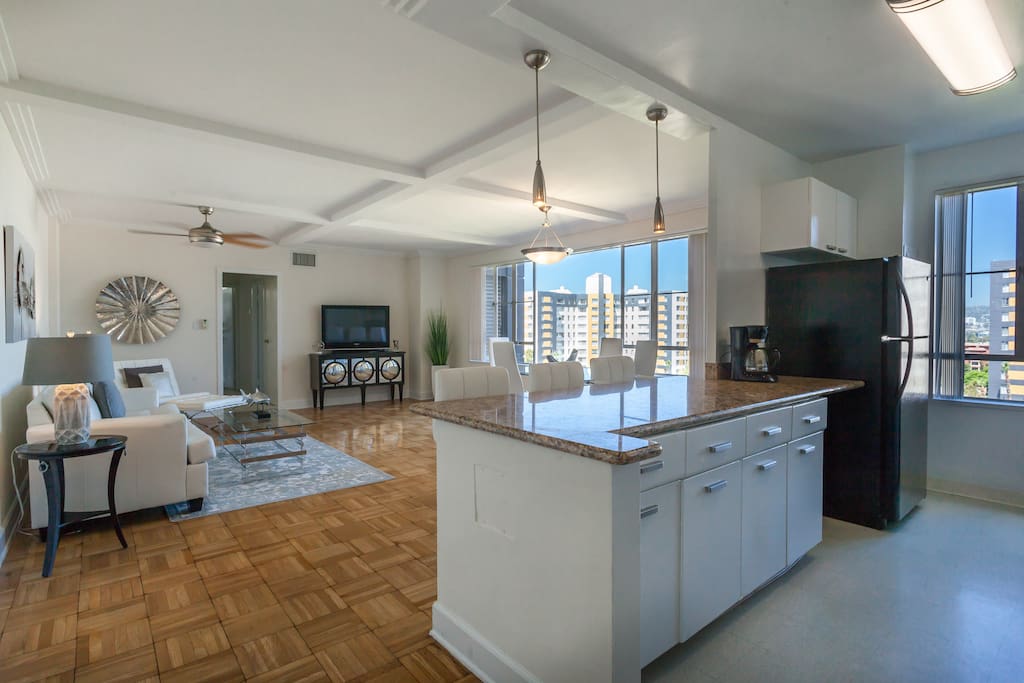 Large Modern Apartment with View of Hollywood Hills! Best location in L.A. Walking distance to The Grove, La Brea Tar Pits, LACMA, 3rd St. Dining, Shopping and more.