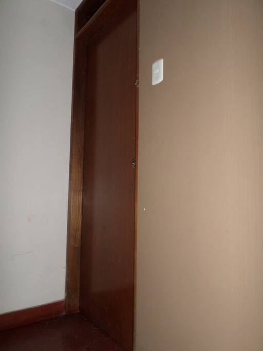 Contamos con dos habitaciones para huéspedes, una habitación tiene una cama para 1 persona sola y la otra habitación tiene una cama para dos personas.