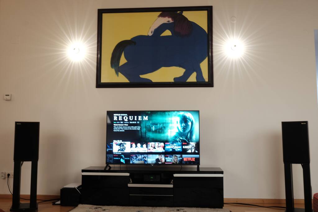 High end Naim Audio & Harbeth Hi-Fi System & Sony 4HD TV with Netflix