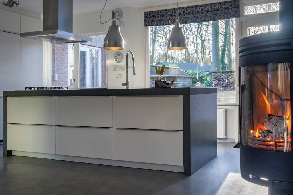 keuken met xxl koel en xxl frieskast en hete lucht oven met alle gemakken voor 6 personen