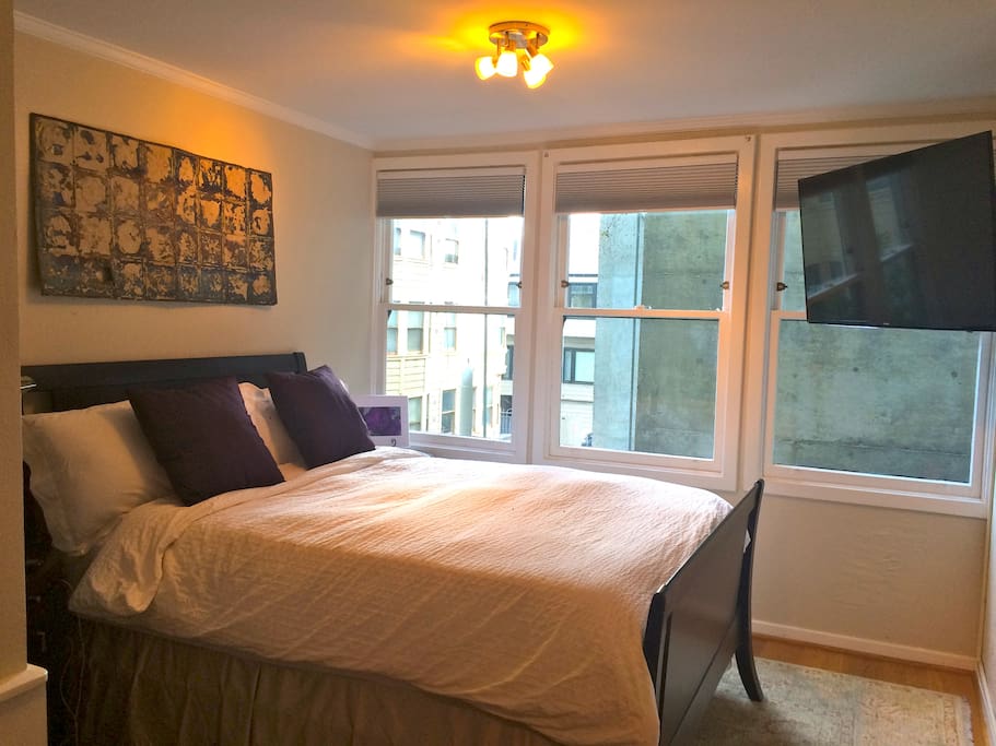 Queen sized bed with luxury linens, new, 50" Samsung HDTV with full cable stations. Blackout shades for full darkness.