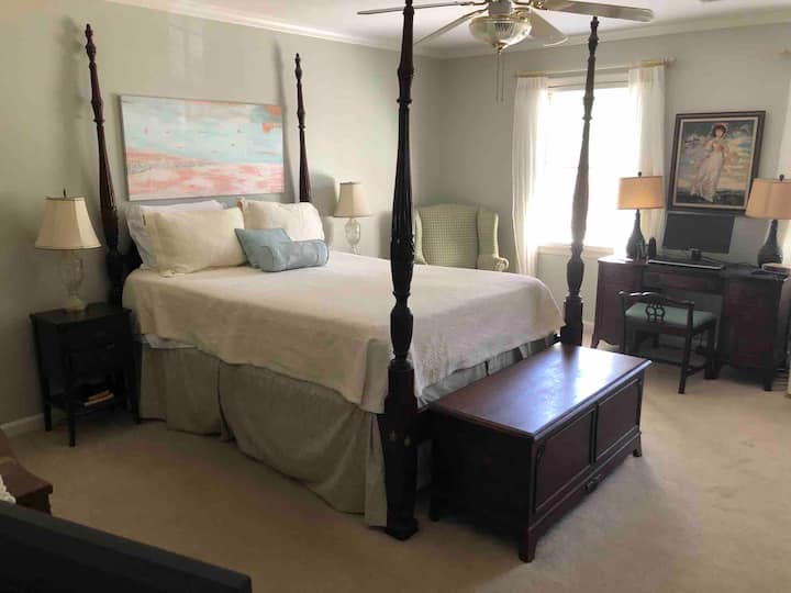 Chumba kikuu cha kulala kilicho na kitanda aina ya queen na bafu la ndani. Chumba cha kulala kina televisheni
