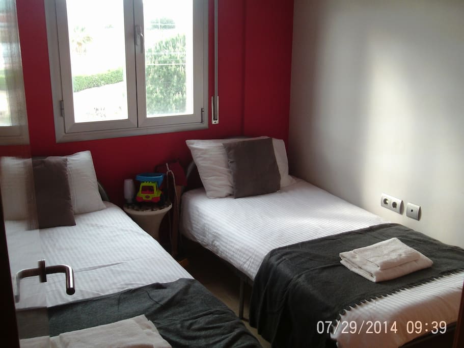 2 single beds in smallest bedroom 2