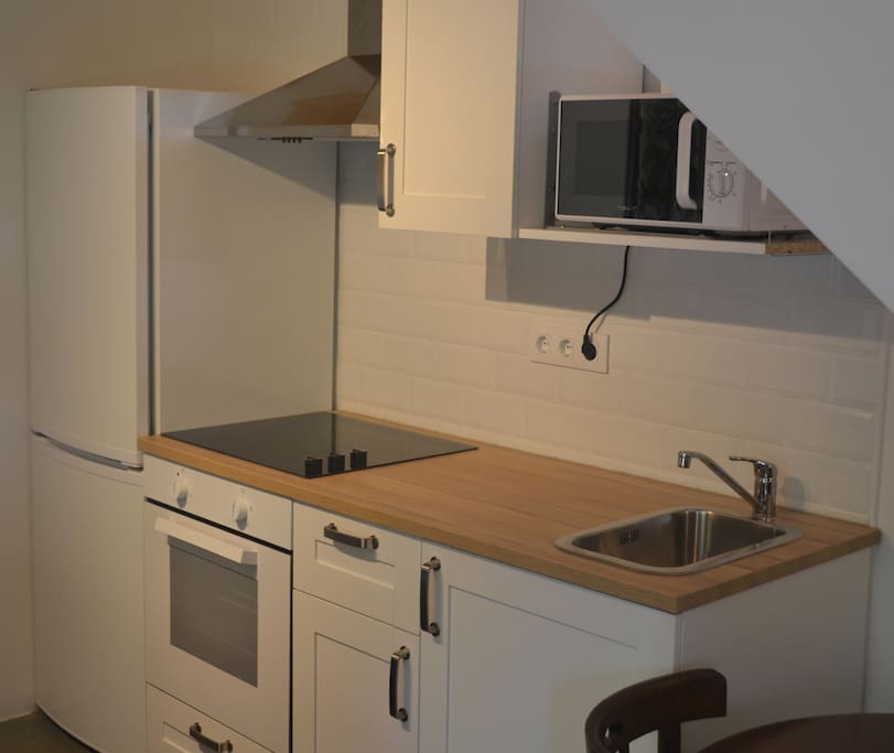 Equipado con cocina y salón con estufa de leña