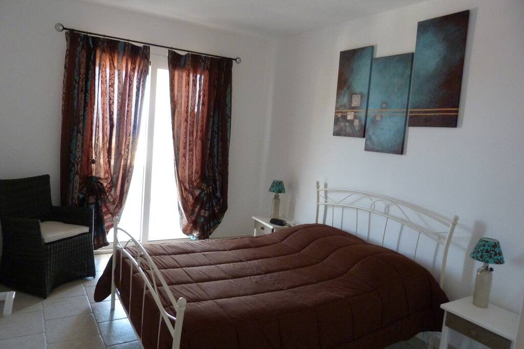 la chambre avec sortie sur la terrasse