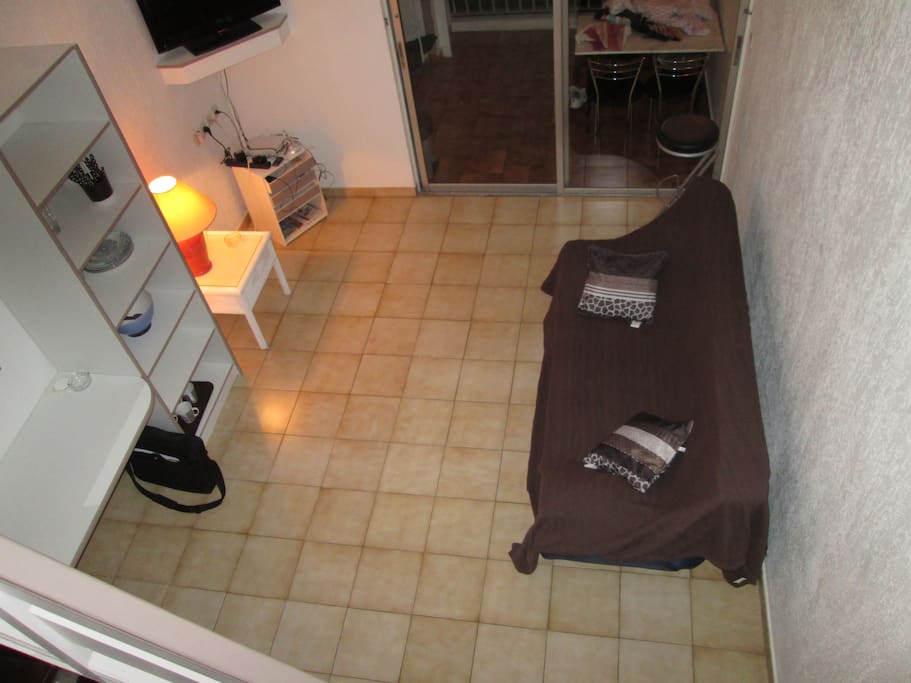 séjour avec un convertible 2 places,une télévision,un coin bureau et wifi