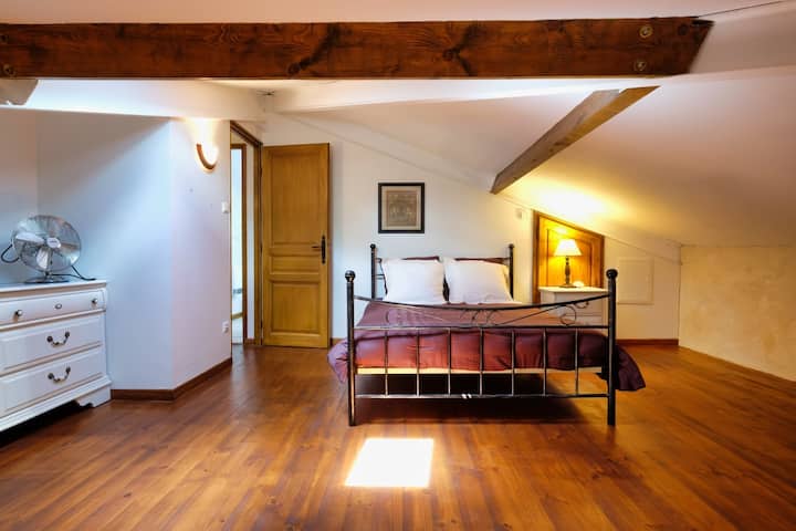 החדר הגדול הזה נמצא בקומה העליונה של הבית. יש חדר אמבטיה ושירותים רק לחדר הזה, כמו
כמו גם אזור מעלית קטן. שימו לב שהתקרות כאן נמוכות באזורים. 