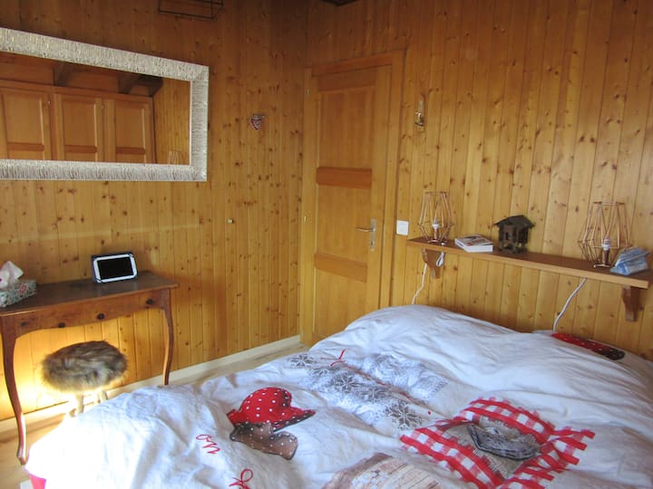 ห้องนอนใต้พร้อมเตียงระเบียงขนาด 140 ซม.