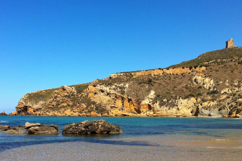 La spiaggia, dista 800 metri dalla villa. In alto svetta la Torre di Monterosso