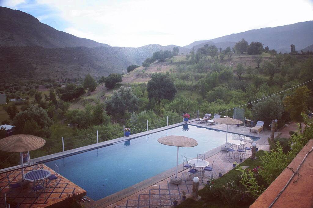 VUE SUR LA GRANDE PISCINE ET LES MONTAGNES