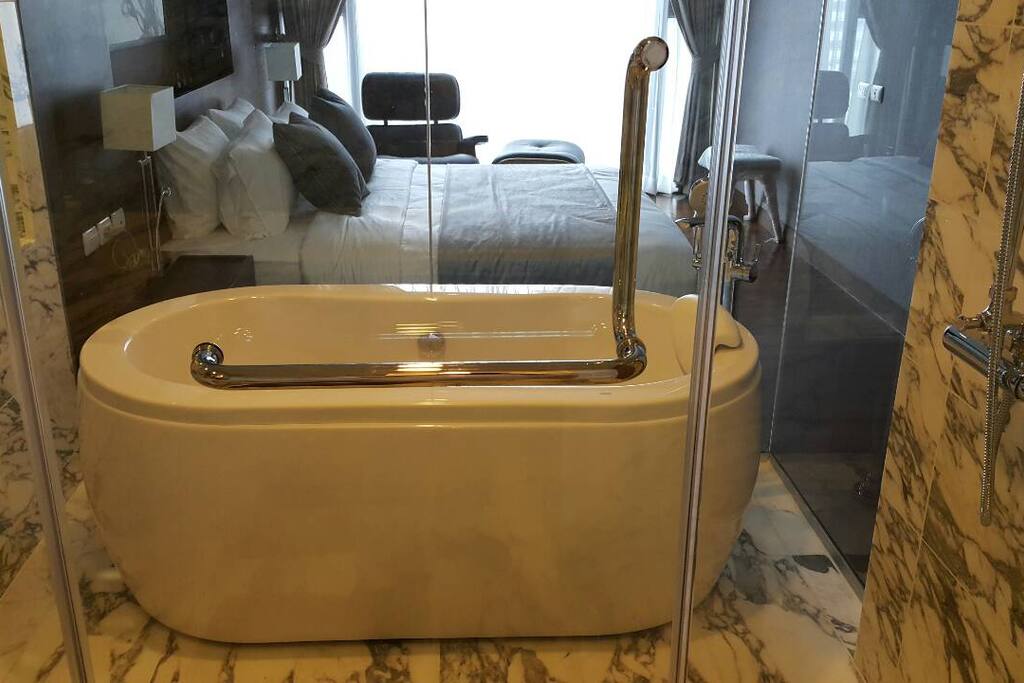 Master Bedroom's Bathtub