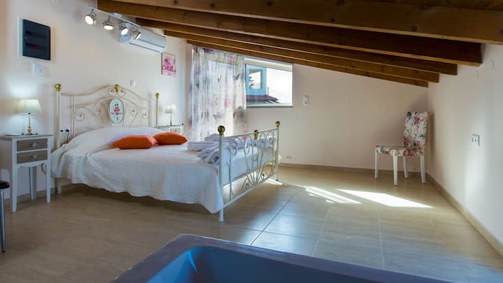 Duerma cómodamente en el dormitorio con una acogedora cama matrimonial y disfrute del aire acondicionado para mantenerse fresco.