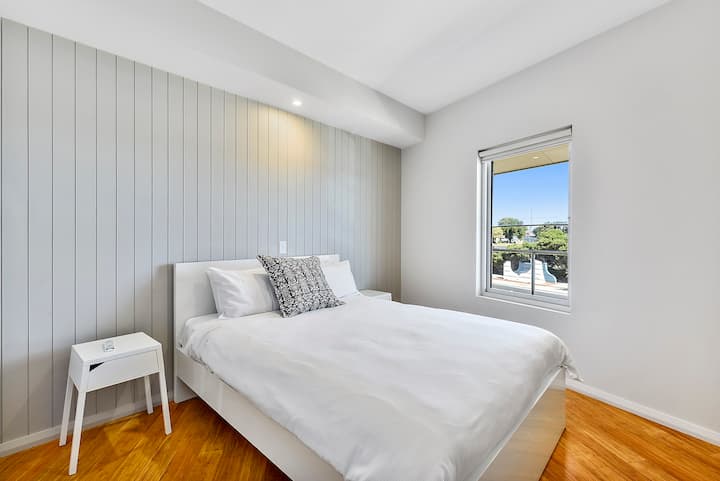 queensize bed in 3rd bedroom