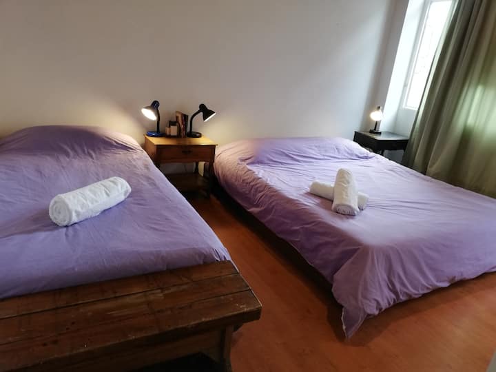 2e chambre : un lit simple très confortable et un lit queen, parfait après une longue journée de visite ou de travail ! Chaque chambre est grande, lits confortables, grands placards pour que vous vous sentiez comme chez vous :)