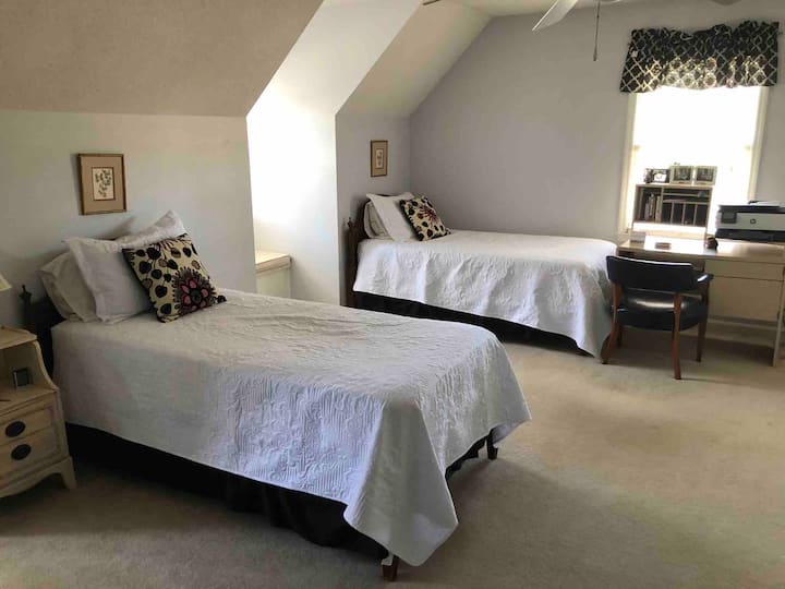 Chumba cha kulala cha tatu chenye vitanda viwili.  Tunaweza kubadilisha mojawapo ya vitanda hivi viwili vilivyo sawasawa kwa kitanda kizima ikiwa inahitajika